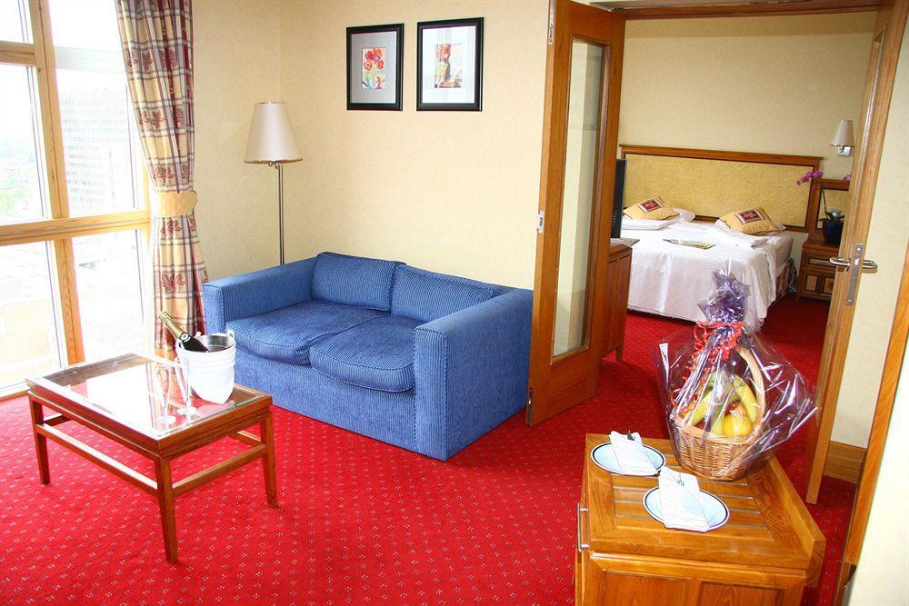 Grange Bracknell Hotel Exterior photo