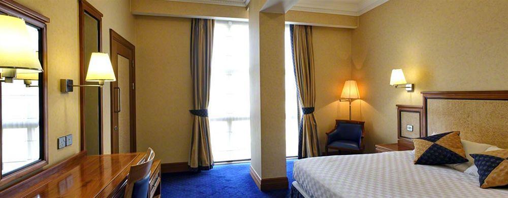 Grange Bracknell Hotel Exterior photo