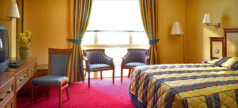 Grange Bracknell Hotel Exterior photo