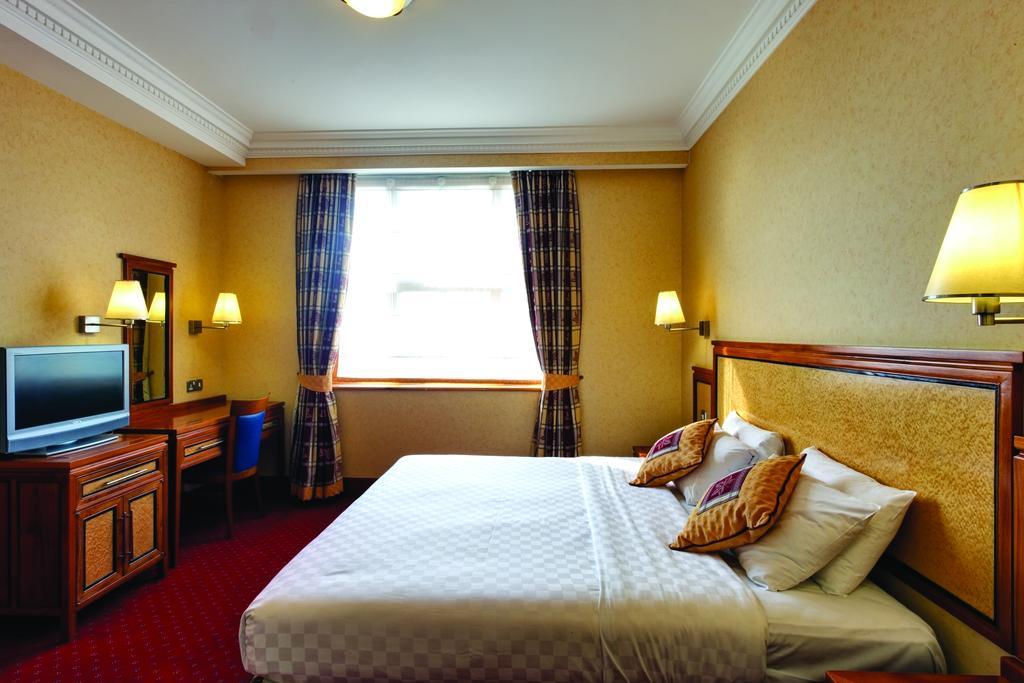 Grange Bracknell Hotel Exterior photo