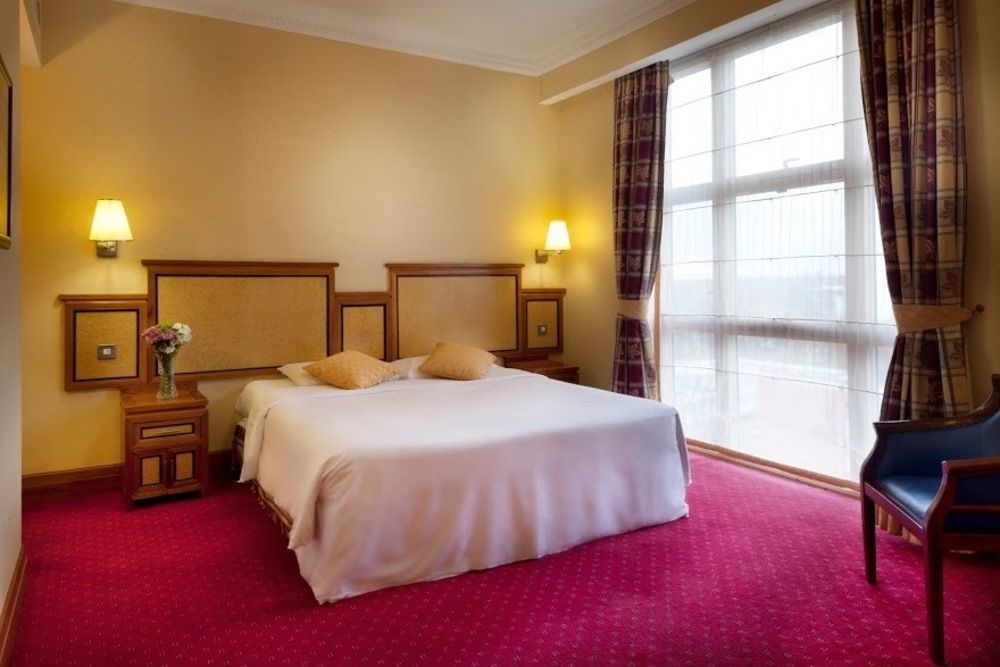 Grange Bracknell Hotel Exterior photo