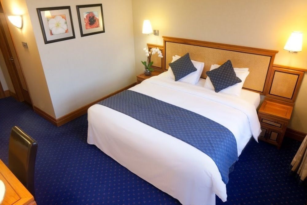 Grange Bracknell Hotel Exterior photo