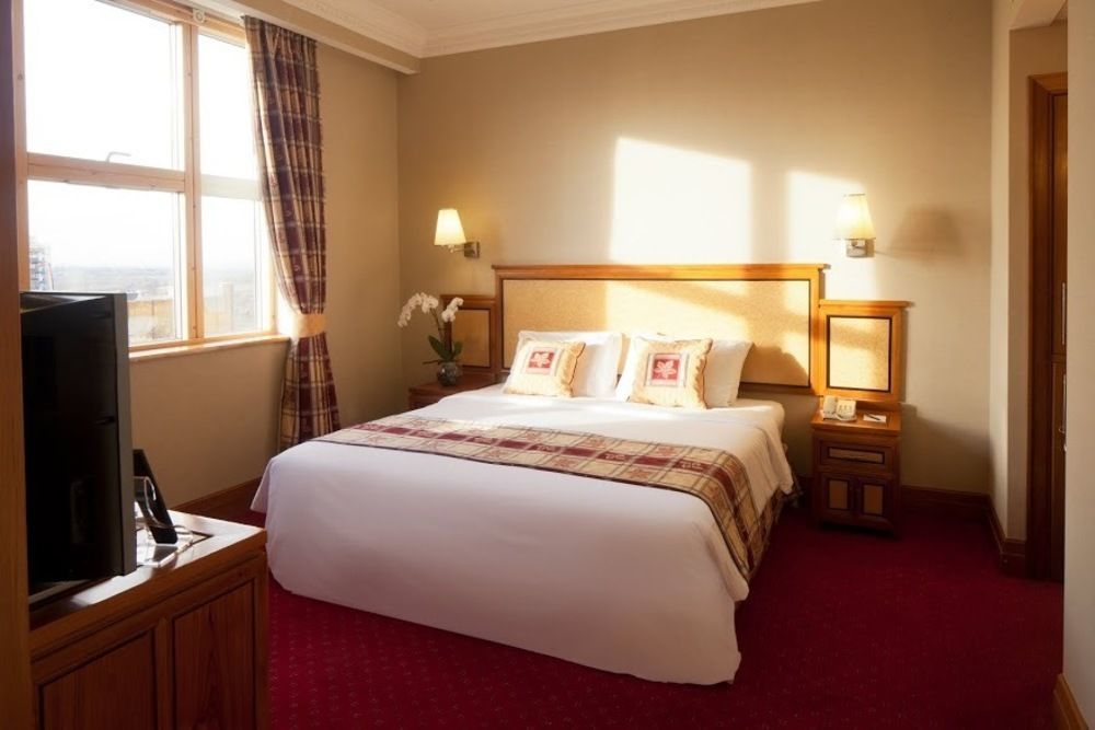 Grange Bracknell Hotel Exterior photo