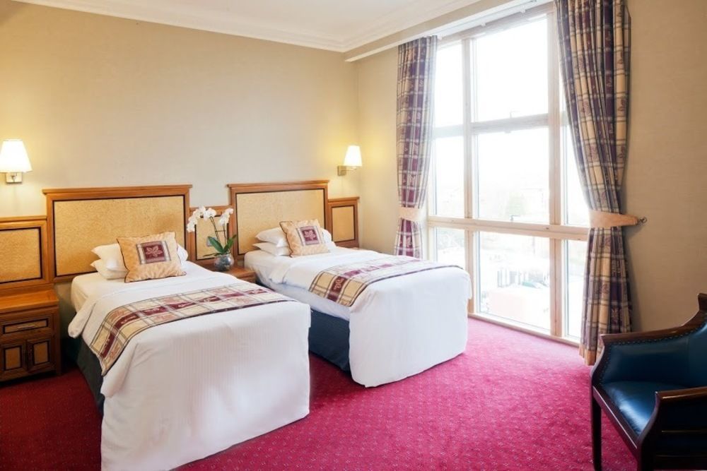 Grange Bracknell Hotel Exterior photo